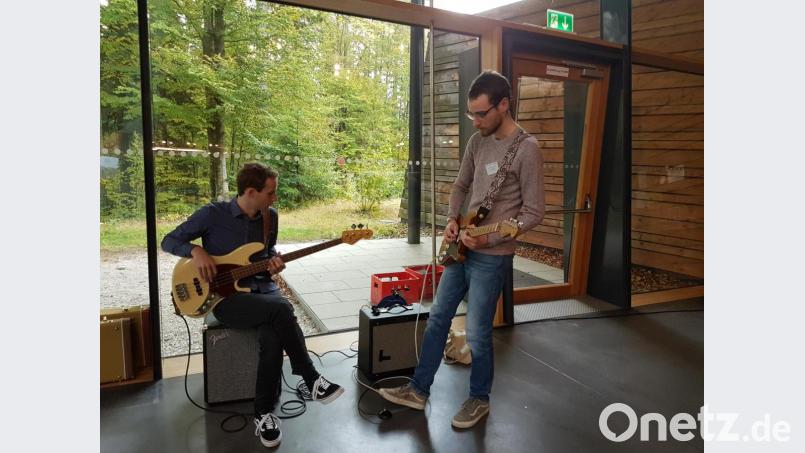 Die MiVoh-Vorsitzenden Hannes Gilch und Paul Hüttl (rechts) geben beim Forum „HeimatUnternehmen“ ein kleines Live-Konzert. Bild: exb/Hannes Gilch
