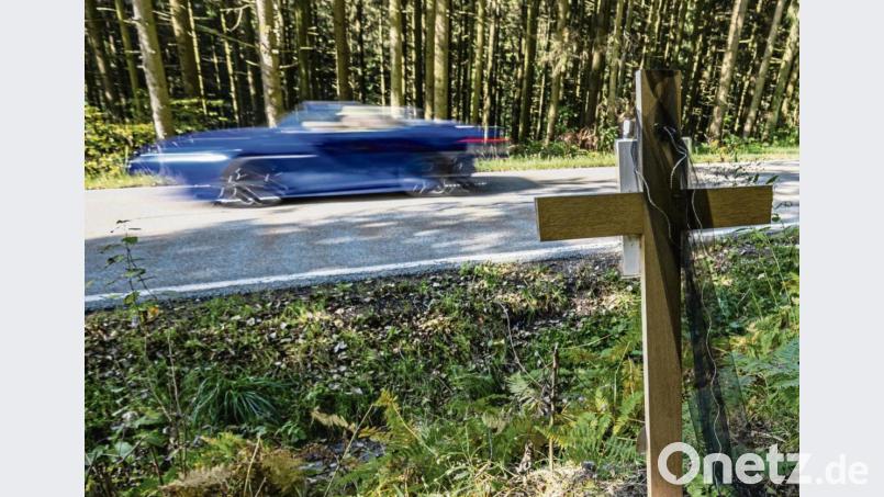 Ein Holzkreuz bei Kalteck (Landkreis Regen) markiert die Stelle, an der ein Familienvater starb und sein zehnjähriger Sohn schwer verletzt wurde. Sie wurden Opfer eines Rennens zwischen einem Audi und einem Motorrad. Bild: Armin Weigl/dpa