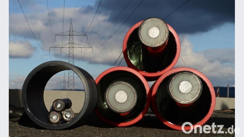 Zwei Prototypen für Erdkabel mit drei Adern unter einer Hochspannungsleitung. Bild: Julian Stratenschulte/dpa