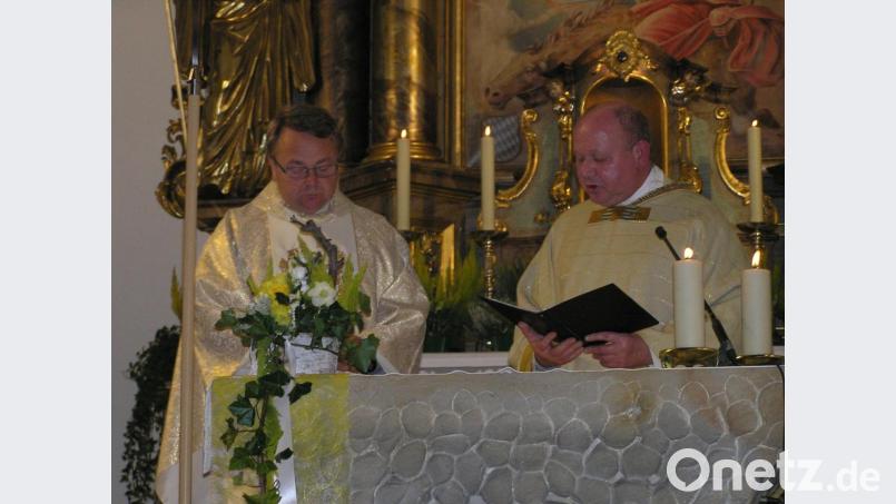 Vor dem Altar fragte Dekan Johann Klier (rechts) Pfarrer Waleszczuk, ob er bereit sei, das Priesteramt in der Pfarrei Neusorg auszuführen und die Sakramente und das Wort Gottes zu verkünden. Bild: öt