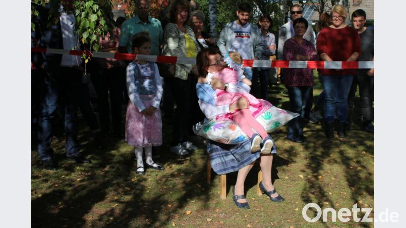 &quot;Maria, geh nicht!&quot; Eines der Kinder drückt Maria Schwerdtfeger ein letztes Mal, bevor sie den Kindergarten verlässt. Bild: sne