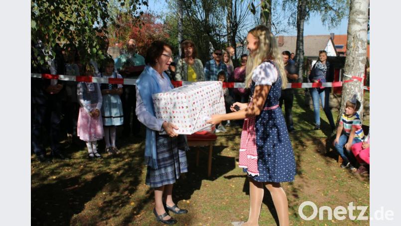 Die Vorsitzende des Elternbeirats, Julia Waldmann, war vor vielen Jahren eines von Schwerdtfegers ersten Kindern im Kindergarten. Zum Abschied überreicht sie ihr ein Geschenk. Bild: sne