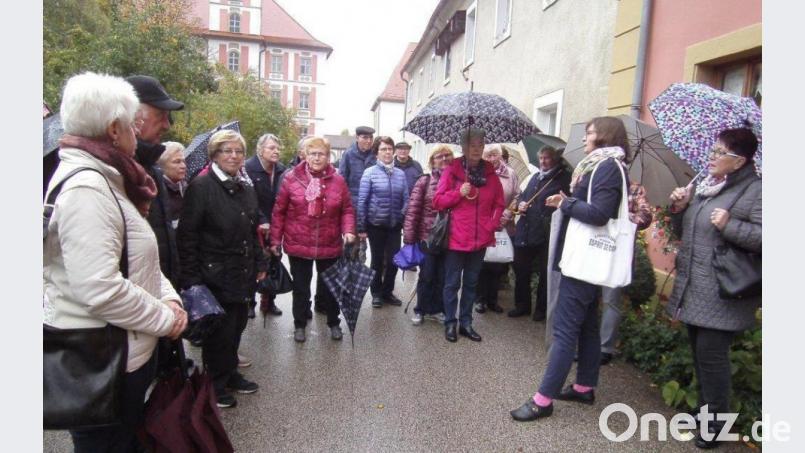 Barbara Müller empfing die Gruppe in Speinshart und führte sie durchs Klosterdorf. Bild: ld