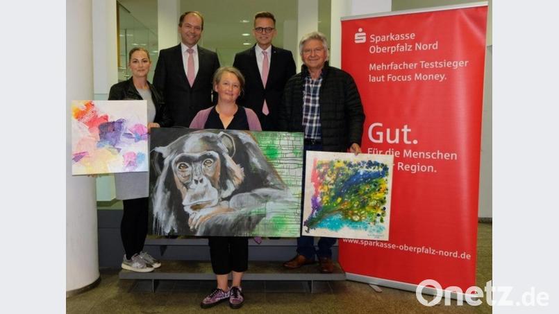 Hans-Jörg Schön und Alexander Brittinger (oben, von links) begrüßen die Künstler in der Sparkasse (unten, von links) Lucia Willaschek, Stefanie Stangl und Tom Branković. Bild: exb/Kunstbau Weiden