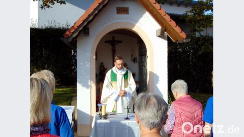 Kaplan Lucas Lobmeier vor der St.-Barbarakapelle am Feuerhof. Bild: fnk