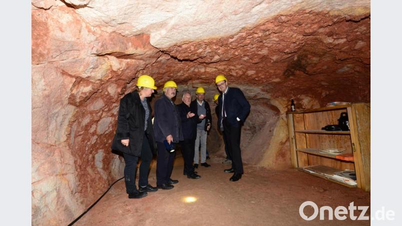 Architekt Josef Schöberl (Dritter von links) erläutert im Kellergewölbe Landrat Andreas Meier (rechts) den Ablauf der Arbeiten und die vorhandene Geologie. Markträtin Astrid Locke-Paul und Bürgermeister Karl-Heinz Preißer (von links) hören wieder aufmerksam zu. Bild: bey
