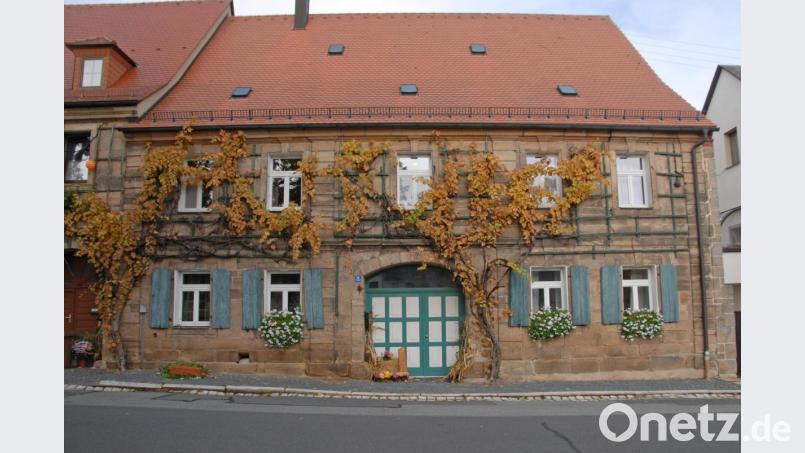 Die neue Gestaltungsfibel für den Marktplatz von Neustadt am Kulm gibt einige Regeln vor. Fassadenbegrünungen, wie bereits bei einigen Häusern vorhanden, sind dabei erwünscht. Bild: ow