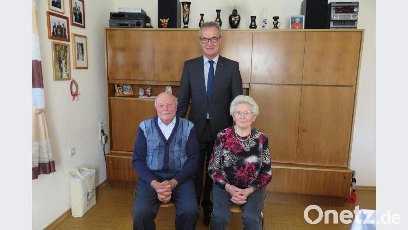 Herzliche Glückwünsche zur Diamantenen Hochzeit überbrachte Bürgermeister Werner Nickl (stehend) dem Jubelpaar Klara und Ludwig Schmid. Bild: jzk