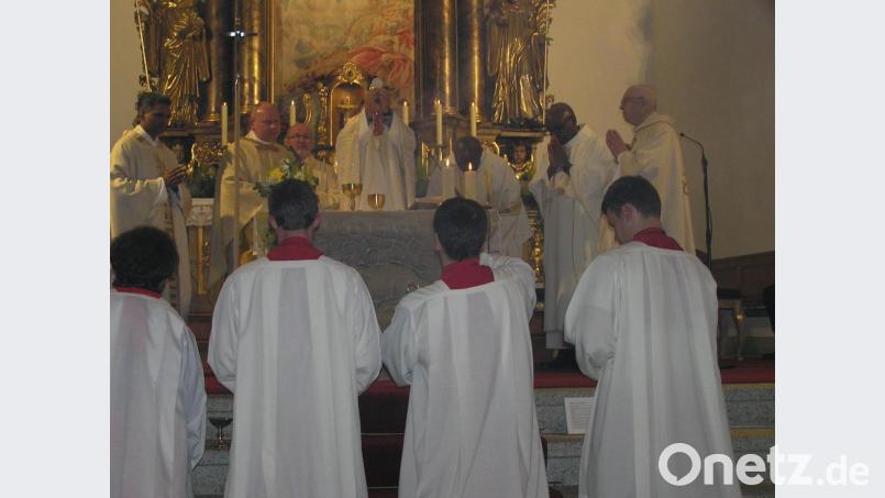 Mit Pater Joy (von links), Dekan Johann Klier und Diakon Harald Schraml sowie Bischöflich Geistlichem Rat Josef Englmann (von rechts), Pfarrer Ambro und Pfarrer Chinedu Paul Ezenwa feierte Pfarrer Josef Waleszczuk (Mitte) den Festgottesdienst. Bild: öt