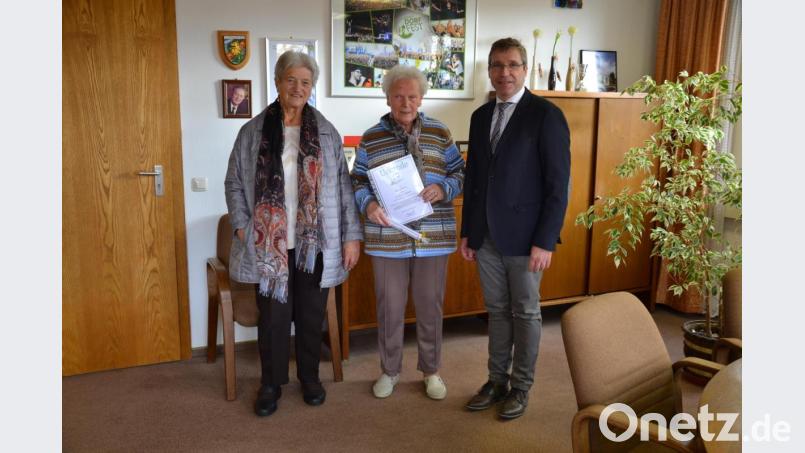 Es ist schon was Besonderes, denn Rosa Schellhorn (Mitte) wurde zu ihrem 65. Aufenthalt in Moosbach von Bürgermeister Hermann Ach geehrt und für die lange Treue gedankt. Begleitet wurde Schellhorn von ihrer Freundin. Bild: gi