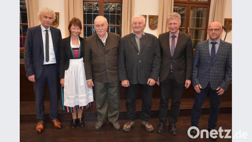 Landrat Wolfgang Lippert, Zweite Bürgermeisterin Gabriele Hawranek aus Pullenreuth (von links), Amtsrat Bernhard Achatz und Bürgermeister Lothar Müller aus Plößberg (von rechts) gratulieren den Feldgeschworenen Josef Übelmesser (Pullenreuth) und Josef Wittmann (Plößberg, von links). Bild: jr