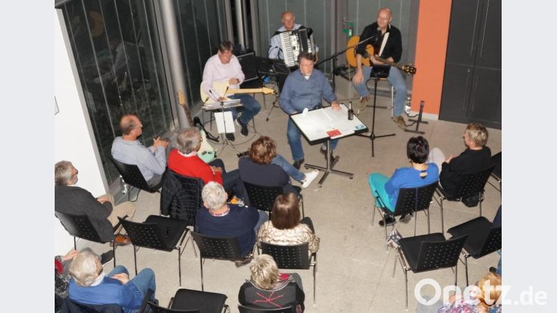 Mit viel Humor und vollem Einsatz unterhielt Karl Stumpfi (Mitte) die Gäste beim literarisch-musikalischen Abend der Freunde der Kunst unter dem Thema „Gefüllt mit Trüffeln“. Jürgen Zach (rechts), der Musik und Texte bearbeitet hatte, und die Musiker Klaus Götze und Franz Schöberl (von links) sorgten für gelungene Unterhaltung. Bild: weu