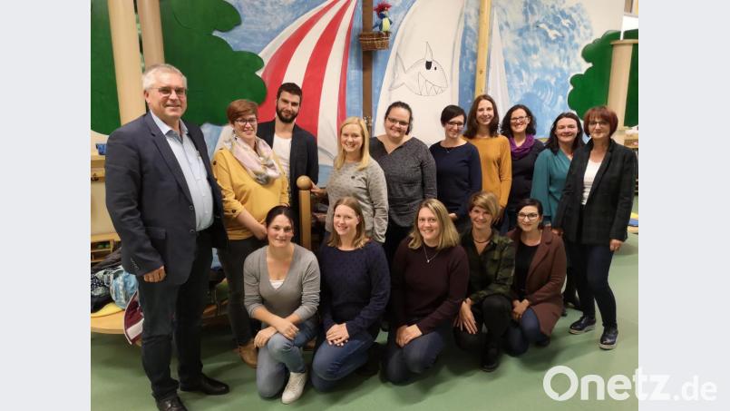 Parallel zum Vortrag über den Naturpark wurden auch die neuen Elternbeiräte gewählt. Bürgermeister Richard Tischler (links) und Kindergartenleiterin Gabi Schönberger (rechts) freuen sich auf eine gute Zusammenarbeit. Bild: hir