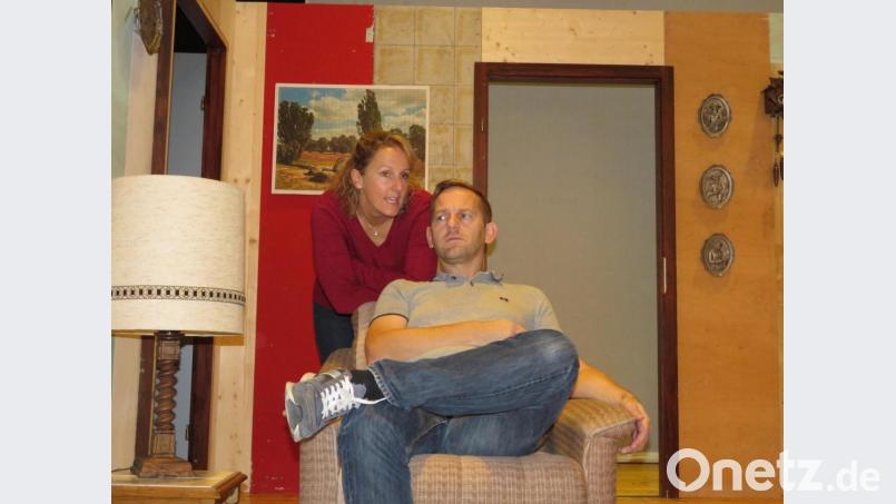 Rita und Hans Holzer (Silke und Herbert Schicker) denken, sie haben die Geschehnisse im Griff. Bild: ubb