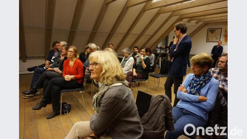 Moderator Filip Rambousek (stehend) bei der Fragerunde mit dem Publikum, in der vorderen Reihe von rechts Irene Träxler, 1. Vorsitzende und Gabi Dlubal, 2. Vorsitzende von Bavaria Bohemia e.V. Bild: eib