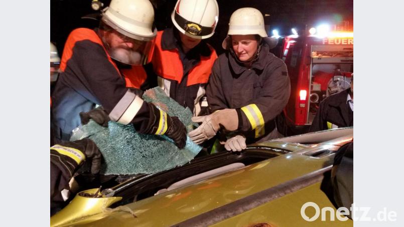Zugang kann sich die Feuerwehr auch über eine Seitenscheibe verschaffen. Allerdings müssen die Verletzten geschützt werden. Bild: dob
