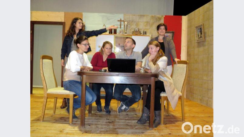 Heiß her geht es schon jetzt bei den Proben zum neuen Stück "Holzers Peepshow". Das Ensemble unter Regie von Bernhard Neumann hat nur noch wenig Zeit bis zur Premiere am 9. November im Pfarrzentrum. . Bild: ubb