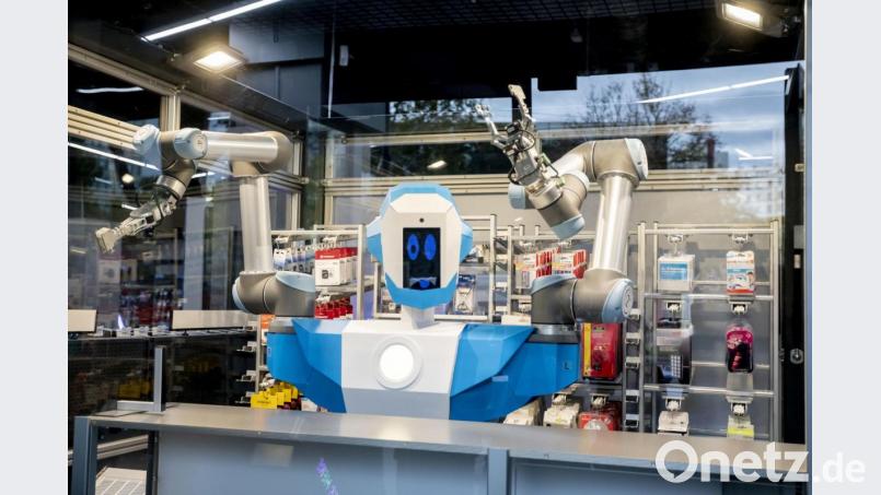 Der neue humanoide Verkaufsroboter von Conrad Electronic ist bei seiner Pressepräsentation in der Filiale Berlin-Schöneberg zu sehen. Bild: Christoph Soeder/dpa