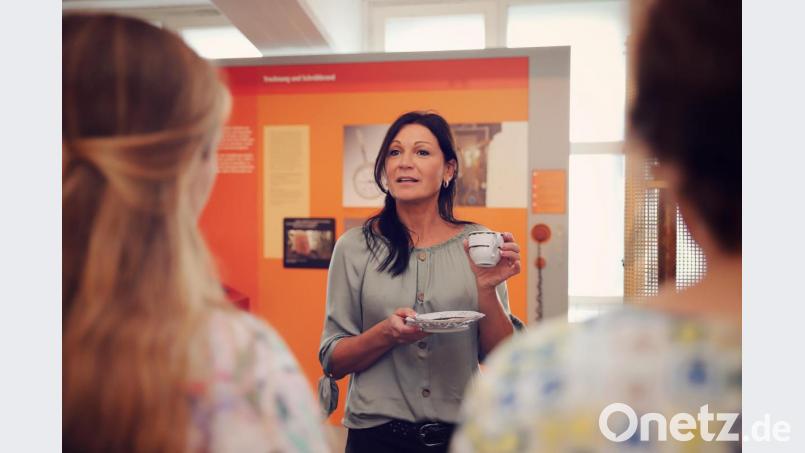 Marion Papsch beantwortet als hauptamtliche Museumsleiterin im Museum Mitterteich gerne die Fragen der Besucher. Bild: Sara Schumann