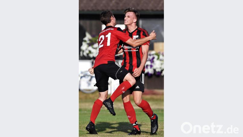 Nico Argauer (rechts) hatte in dieser Saison bislang häufig Grund zu jubeln: Der Angreifer des SC Luhe-Wildenau traf zur Halbzeit in der Bezirksliga Nord bereits 19 Mal. Bild: btg