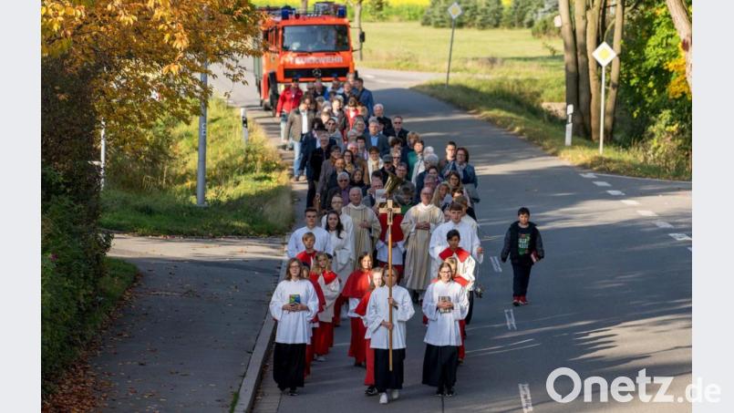 Unter der musikalischen Begleitung der Bläsergruppe Hans Sellmeyer ziehen die Pfarrangehörigen aus Rothenstadt und Etzenricht gemeinsam betend zur Pfarrkirche nach Rothenstadt. Repro: Dobmeier
