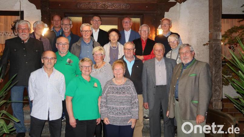 10, 20 und 30 Jahre gehören sie der Siedlergemeinschaft Friedenfels an. Für ihre langjährige Unterstützung und Mitarbeit im Verein dankte Vorsitzender Otmar Zeitler (rechts) bei der Jubiläumsfeier. Bild: bsc