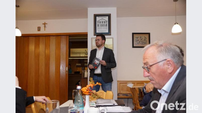 Sven Lehner und das Basisgerät für den häuslichen Notruf mit seinen mobilen Komponenten und vielseitigen Möglichkeiten. Schnelle Hilfe gewährleistet es im Notfall. Bild: bkr