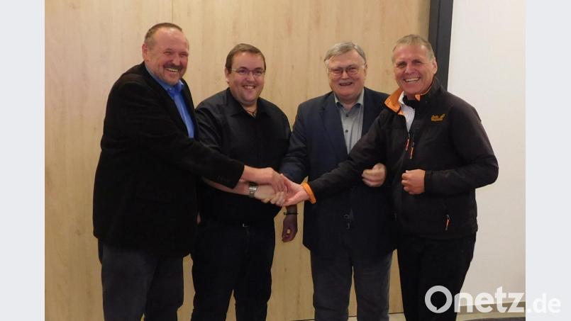 Dem neuen Ortssprecher Heiko Adelhardt (Zweiter von links) gratulierten die Bürgermeister Wolfgang Hübner, Manfred Porsch und Rudi Heier (von rechts). Bild: hai