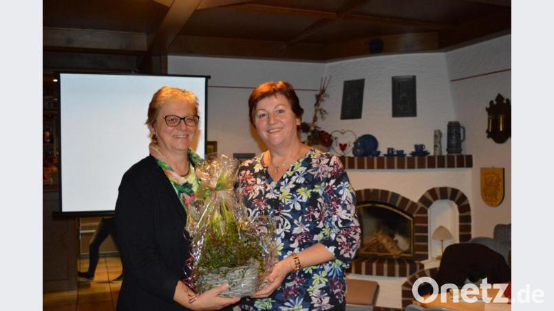 Christa Dietl (rechts), Vorsitzende des Frauenbund Muschenried, bedankte sich bei Referentin Ulrike Forster für die Informationen zum Thema &quot;Gift in Pflegeprodukten&quot;. Bild: bej