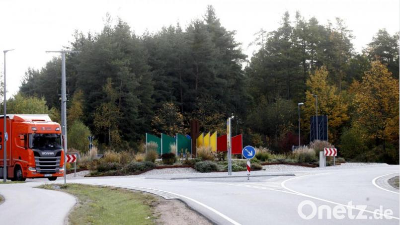 Hier am &quot;Kreisel&quot; oberhalb der Kartbahn wird die neue Feuerwache für das Industriegebiet Wackersdorf entstehen. Die Fertigstellung ist für 2021 geplant. Bild: Hirsch