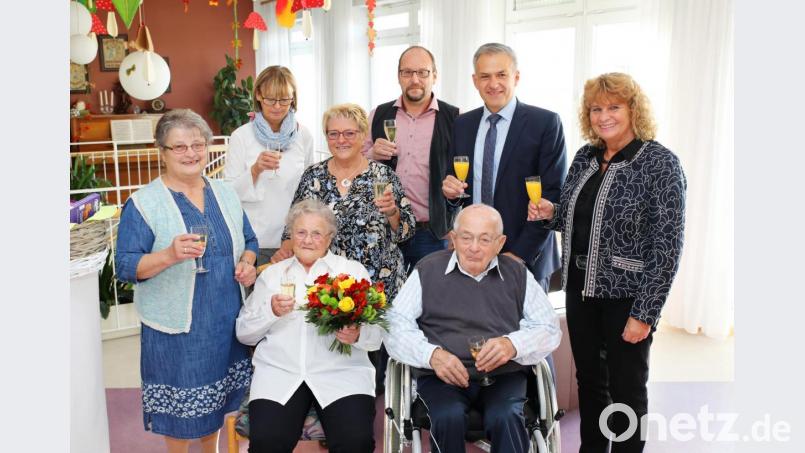Agnes und Josef Ponnath (beide sitzend) feierten das seltene Fest der Gnadenhochzeit. Mit auf dem Bild ihre beiden Töchter Monika Zimmerer (links) und Rosa Kastner (dritte von links) sowie (von links) vom BRK-Seniorenwohn- und Pflegeheim Verwaltungsmitarbeiterin Rosi Weiß und Heimleiter Andreas Wöhrl sowie stellvertretender Landrat Roland Grillmeier und dritte Bürgermeisterin Sonja Heindl. Bild: JOCHEN NEUMANN 
ERBENDORF