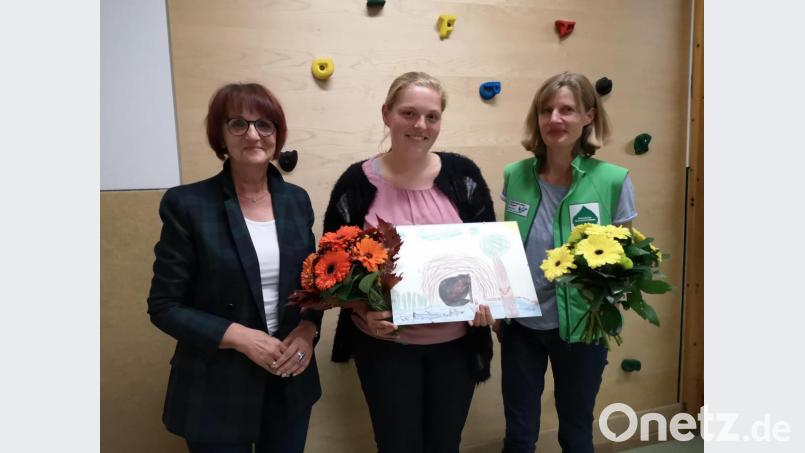 Bei einem Elternabend schilderten die Gebietsleiterin Birgit Simmeth (rechts) und Rangerin Helene Seitz (Mitte) den Weg zur Naturparkt-Kita. Mit dieser Auszeichnung darf sich der Kindergarten St. Martin mit Krippe und Hort seit kurzem schmücken. Leiterin Gabi Schönberg (links) bedankte sich bei den Referentinnen mit einem Blumenpräsent. Bild: hir