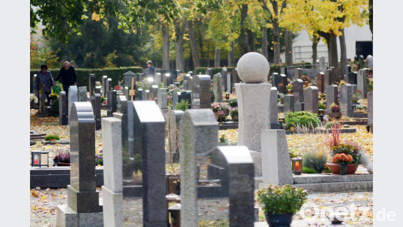 Der November gilt mit Allerheiligen und Totensonntag als klassischer Gedenkmonat. Im Herbst rückt die Grabgestaltung bei vielen Menschen deshalb stärker ins Bewusstsein. Bild: Gabi Schönberger