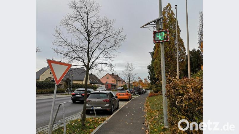 Diskussionen über den Standort des Geschwindigkeitsmessgeräts an der Waldsassener Straße gab es zuletzt im Stadtrat und im Bauausschuss. Bild: lnz