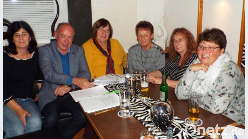 Zur Auflösungsversammlung traf sich der Vorstand in der Blauen Traube ein letztes Mal mit Bürgermeister Roland Strehl und Seniorenbeauftragter Monika Paintner (links) und Zweiter Vorsitzender Anneliese Horst (rechts). Bild: e