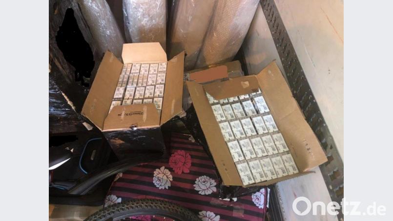 Further Zöllner haben 236.000 Stück Schmuggelzigaretten sichergestellt. Bild: Bundeszollverwaltung