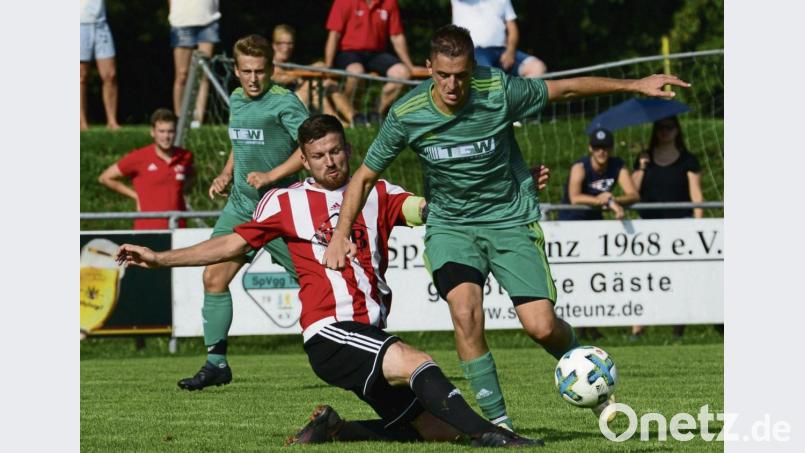 Ziemlich zu Beginn der Saison trennten sich der FC OVI-Teunz (rechts im Bild Manuel Löffelmann) und der 1. FC Rötz 1:1. Inzwischen hat sich der FC OVI-Teunz an der Spitze der Kreisligatabelle festgesetzt, Rötz liegt auf Rang sechs. Am Wochenende kommt es zum Spitzenduell, wenn der Tabellenzweite SG Schönthal den Erstplatzierten empfängt. Bild: ham