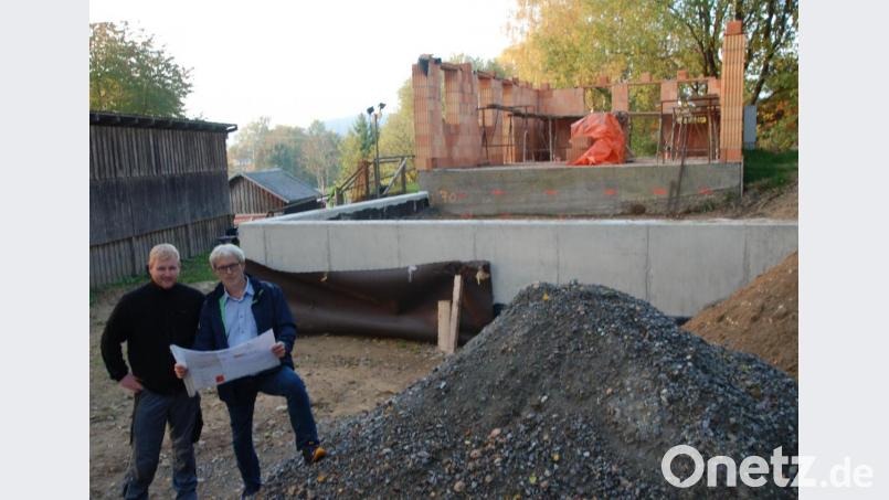Martin Spörl (rechts) und Bastian Schürmann informieren beim Pressetermin über den Baufortschritt der JMC-Unterkunft am ehemaligen Schießstand. Für die Bühne wurden 32 Kubikmeter Beton vergossen. Bild: Portner
