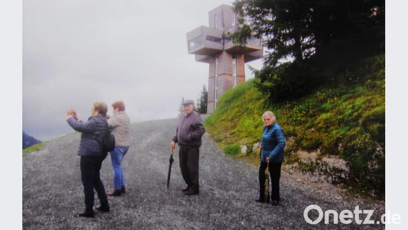 Nach Westendorf in Tirol verschlug es die Teilnehmer der Sechs-Tages-Fahrt des Siedler-Reisestammtisches. Auf dem Bild das begehbare Jakobskreuz sowie (von rechts) die Reiseleiter Margarete und Werner Benkhardt. Bild: njn