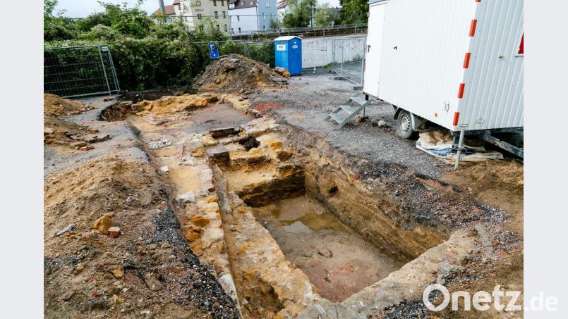 Bei Grabungen im Sommer wurden massive Reste der Stadtmauer entdeckt. Bild: Hösamer