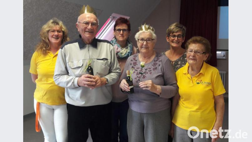 Richard Schwärzer (Zweiter von links) und Ursula Otte (Dritte von rechts) wissen beim Weinquiz im BRK-Seniorenheim St. Barbara am besten Bescheid und sichern sich die Titel Weinkönig beziehungsweise Weinkönigin. Dazu gratulieren die beiden Betreuungskräfte Margaretha Lacher (links) und Nicole Wolders (Zweite von rechts) sowie die ehrenamtlichen Helferinnen Birgit Panzer (Dritte von links) und Zenta Bauer (rechts). Bild: u