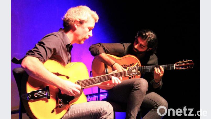 Frank Wuppinger (links) und Ozan Coşkun begeisterten am Donnerstagabend mit ihren Gitarrenklängen in Amberg Bild: stg