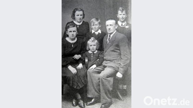 Anneliese (re. hinten) mit ihrer Familie, bevor ihr Vater (re. vorne) in den Krieg mussste. Repro: ubb