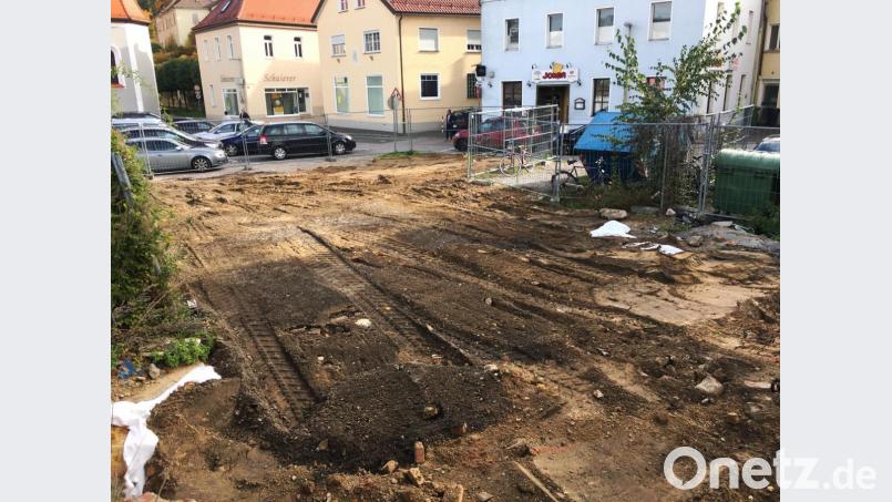 Die Stadtmauer ist wieder unter der Erde. Die Ausgrabung soll so über den Winter vor Schäden durch das Wetter geschützt werden. Bild: ihl