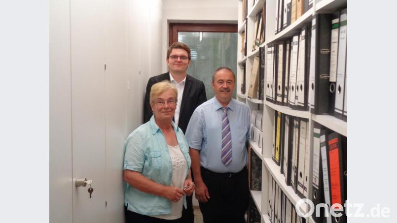 Angela Geier (von links) wird künftig David Austermann im Gebenbacher Archiv unterstützen. Bürgermeister Peter Dotzler (rechts) freut sich darüber. Bild: Peter Dotzler