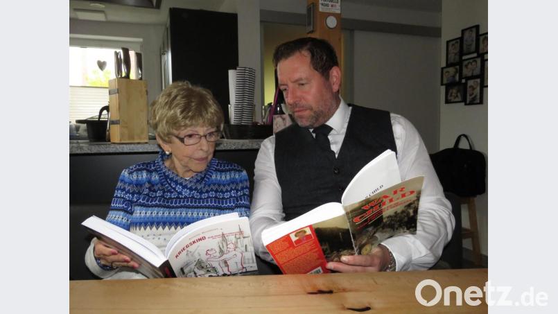 Autorin Annelee Woodstrom und der Übersetzer ihres Buches, Reiner Summer, kontrollieren ein letztes Mal die beiden Versionen. Nun muss alles seine Richtigkeit haben, denn die deutsche Version ist gedruckt und am 18. und 19. Oktober gehen die beiden damit auf die Frankfurter Buchmesse. Bild: ubb