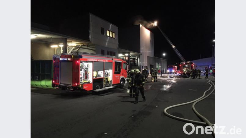 Die Einsatzkräfte löschen den Brand, der in einem Filterturm eines Unternehmens ausbrach. Bild: Gustl Beer