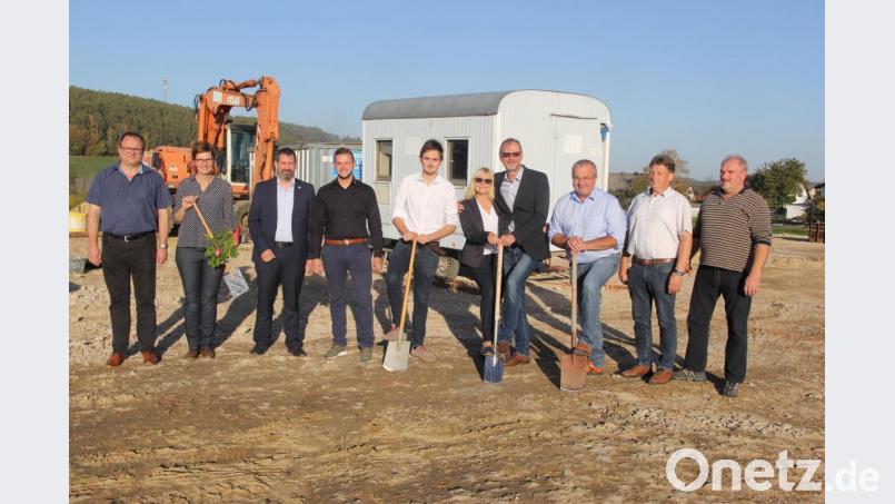 Auf dem Foto neben dem Bauherrn Michael Heldwein (Vierter von rechts) seine Partnerin Karin Kölbel, Sohn Maximilian, Bau-Ingenieurin Michaela Holzner, als Vertreter der Geschäftspartner Armin Knaller und Rainer Büchele, sowie Bürgermeister Josef Deichl (Dritter von rechts) und Vertreter der Gemeinde (rechts). Bild: ral