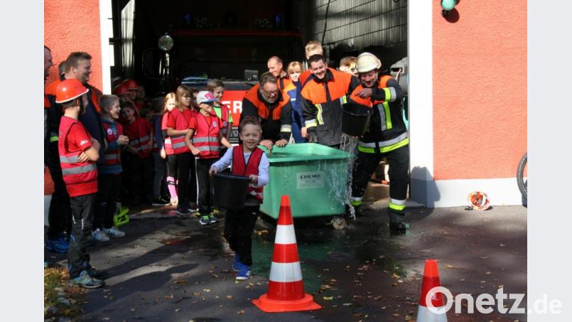 Beim Wettkampf gegen die &quot;Großen&quot; der Feuerwehr Waldershof hatte die „Löschbande“ an allen Stationen die Nase vorne. Viel Geschick bewiesen die Jungen und Mädchen unter anderem beim Slalomlauf mit einem gefüllten Wassereimer. Bild: fpoz