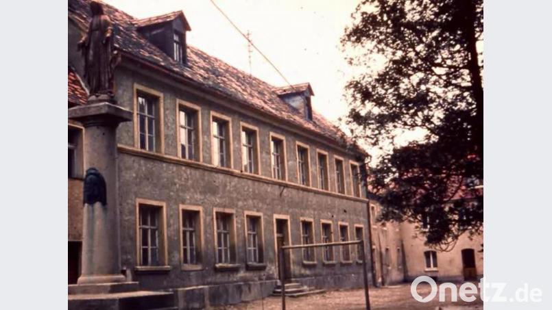 Die 41 Buben des Jahrgangs 1948/1949 waren die letzten ABC-Schützen, die noch im alten Knabenschulhaus nördlich der Stadtpfarrkirche eingeschult wurden. 1973 wurde das Gebäude abgebrochen. Die 29 Mädchen wurden in der 1. Klasse im Kloster der Armen Schulschwestern unterrichtet. Bild: u